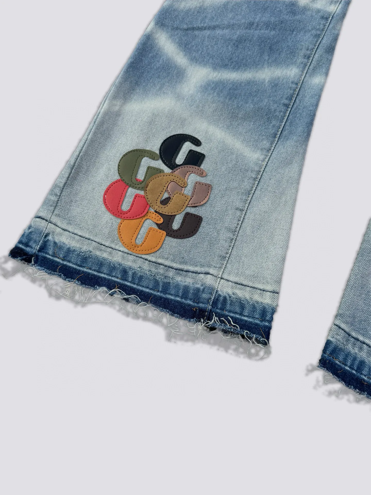 -Size upper body P240#G66 GALLERY DEPT. Denim spliced ​​with all-over printed leather ripped bell-bottoms, washed and distressed jeans. GALLERY is attracted by these bell-bottoms. Whether it is a reset of Carhartt or Levis, they all create a strong brand style. Since these pants are modified from rare vintage, the production capacity is limited. Therefore, after many icons wore them, these pants were once hard to find. Later, perhaps due to the improvement of GD's business in the past two years and the expansion of production lines, the brand itself lowered the price, so I can't wait any longer for these pants this year and will definitely buy them. During the process of the denim washing plant, the owner of the washing plant helped introduce a boss who had worked for Levi's foundry and started his own business. This also paved the way for the following styles. Therefore, Levi's remodeled single product for the base plate is really familiar. Whether it is the fabrics supplied or the lathes used in production, there is nothing to choose from. -Color: blue -Size: S-XXL (corresponding to 28-36)